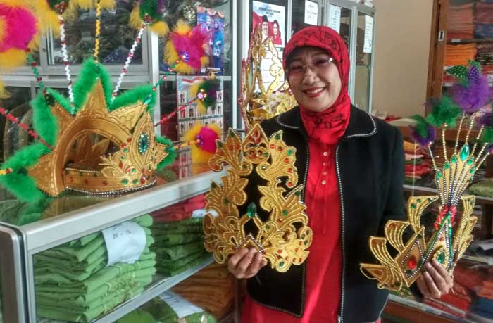 Peny Sugiharti saat memamerkan sebagian baju adat koleksinya. foto: HERMAN/ BANGSAONLINE