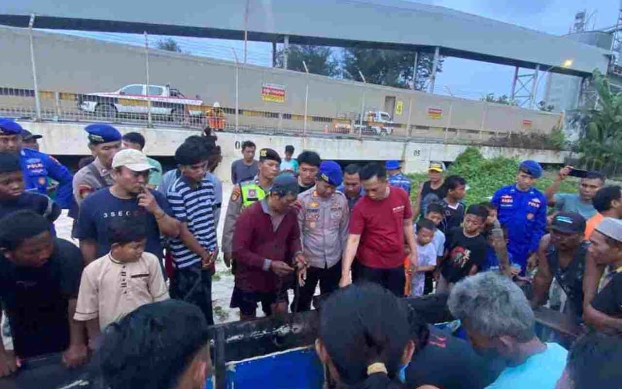 Tim SAR dan Polairud Polres Tuban saat mengevakuasi kapal tanpa awak yang diduga milik korban.