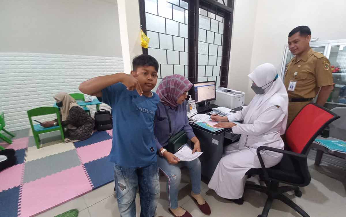 Petugas kesehatan RSUD RA Basoeni Mojokerto ketika menangani pasien poli jiwa anak.