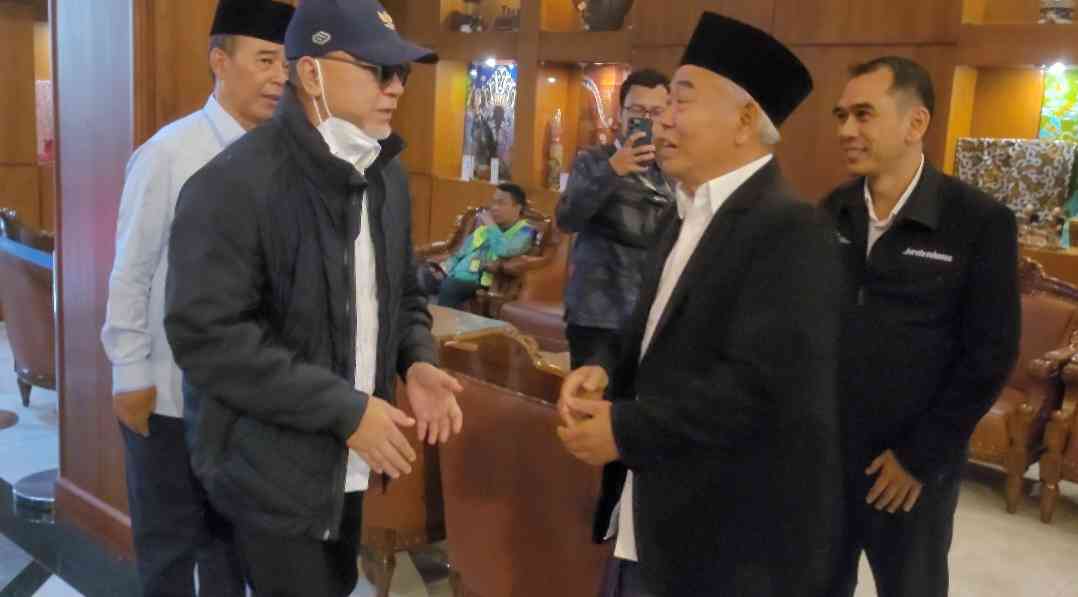 Menko bidang Pangan Zulkifli Hasan saat disambut Prof Dr KH Asep Saifuddin Chalim, MA, di ruang di VIP Bandara Juanda, Jumat (14/11/2025). Foto: mma/bangsaonline