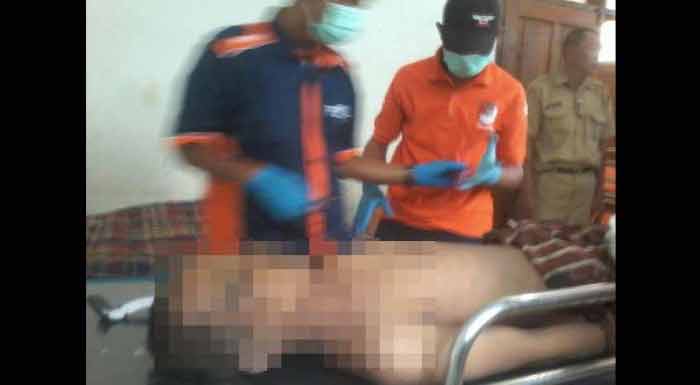 Jasad korban saat dilalukan pemeriksaan oleh tim iden Polres Tuban. foto: suwandi/ BANGSAONLINE