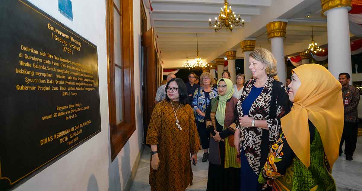 Gubernur Khofifah saat menerima kunjungan akademisi dari LUMC atau Leiden University Medical Center Belanda di Gedung Negara Grahadi, Surabaya.