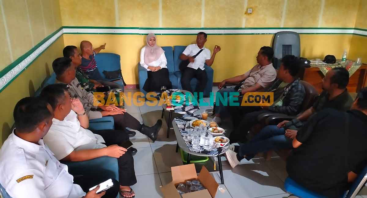 Mediasi terkait proyek jalan senilai Rp3,6 Miliar di Desa Kedungringin, Kecamatan Beji, Kabupaten Pasuruan. Foto: M. ANDY FACHRUDIN/BANGSAONLINE