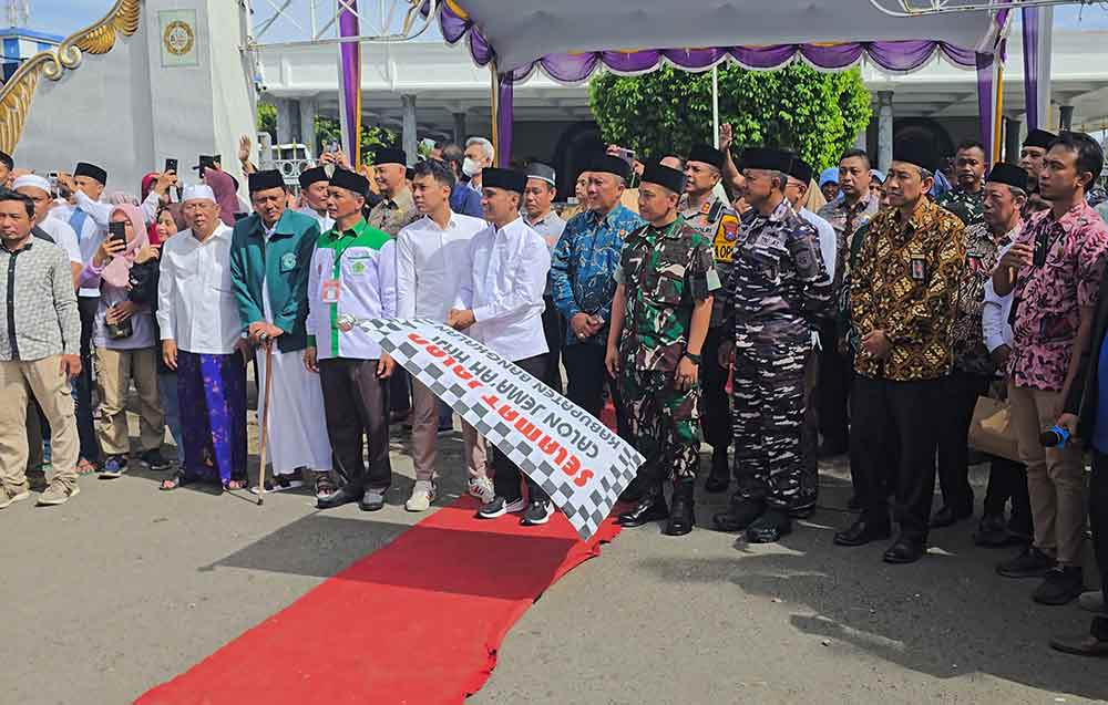 Lepas 541 CJH, Bupati Bangkalan Lantunkan Talbiyah Bersama Ratusan Pengantar Jemaah