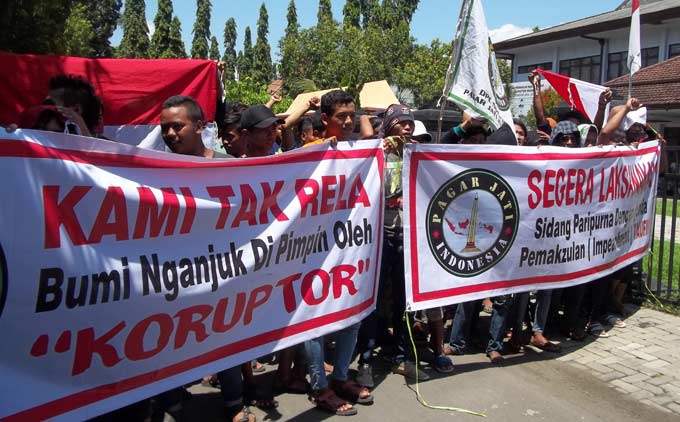 Sejumlah massa saat menggelar aksi demonstrasi di depan kantor DPRD Nganjuk. foto: INTAN/ BANGSAONLINE