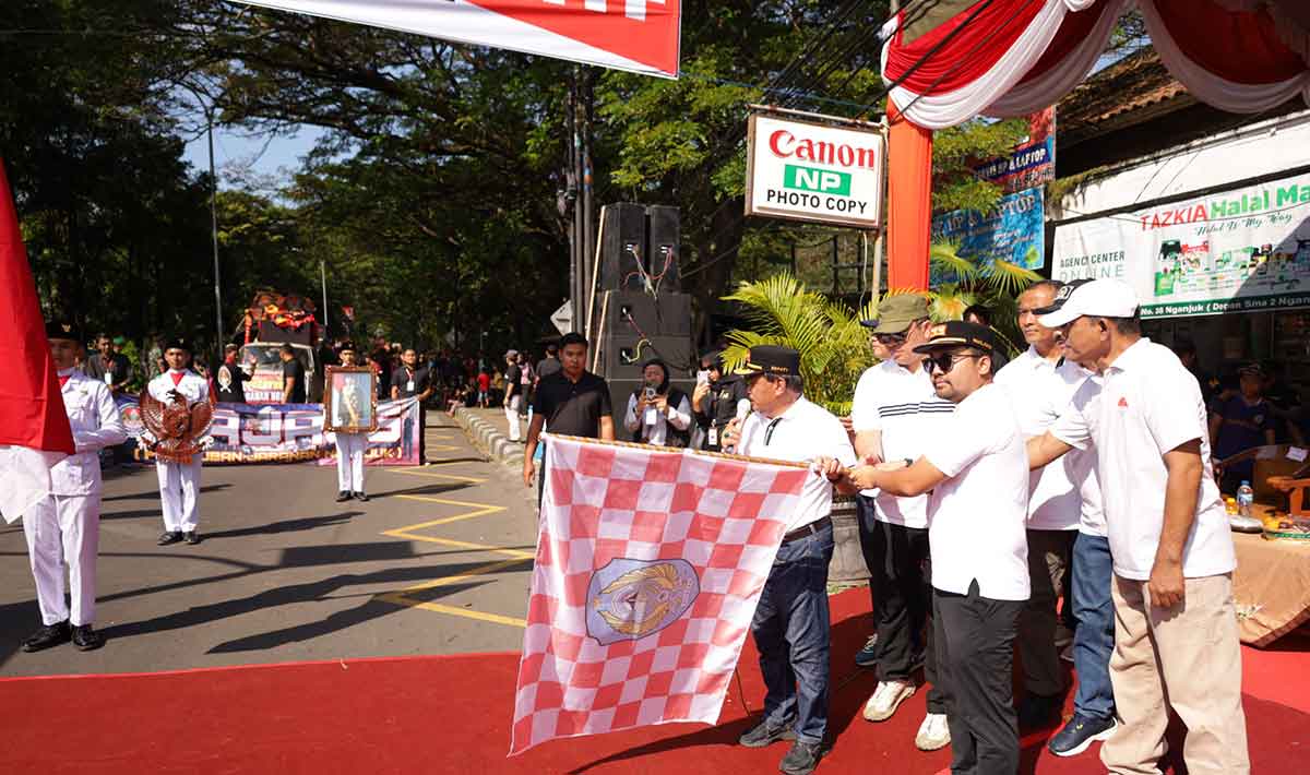 Bupati Nganjuk saat melepas parade jaranan.