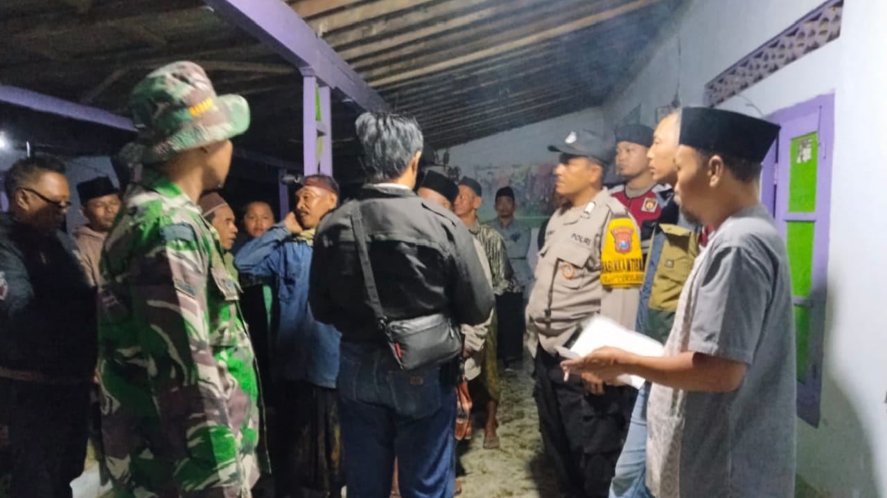 Petugas dari kepolisan dan TNI saat mendatangi TKP lansia yang tewas terbakar