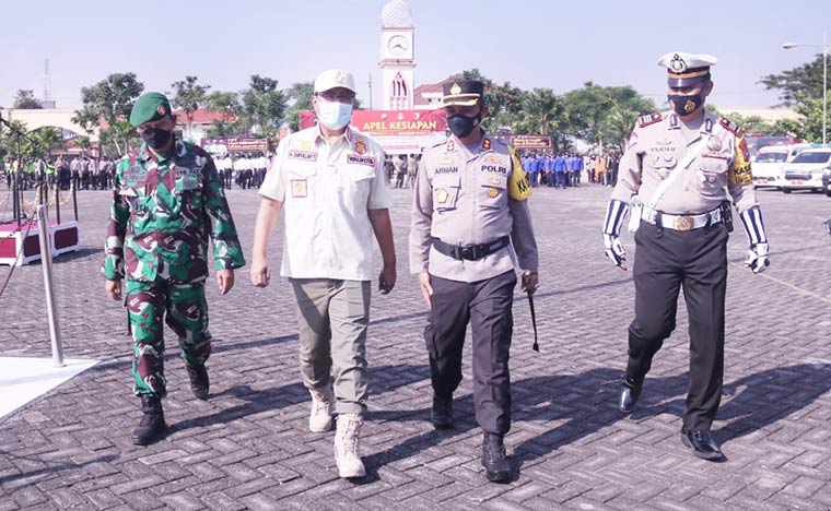 Wali Kota Pasuruan Gus Ipul (dua dari kiri), bersama dandim dan kapolres saat apel kesiapan larangan mudik Hari Raya Idul Fitri 1442H Tahun.