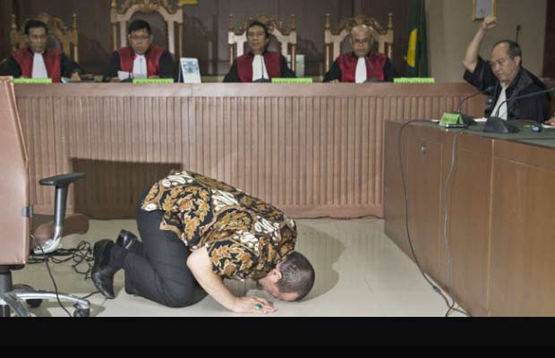 La Nyalla Mattalitti melakukan sujud syukur saat mendengar pembacaan vonis usai sidang putusan di Pengadilan Negeri Jakarta Pusat, Jakarta (27/12). foto: Tempo.co
