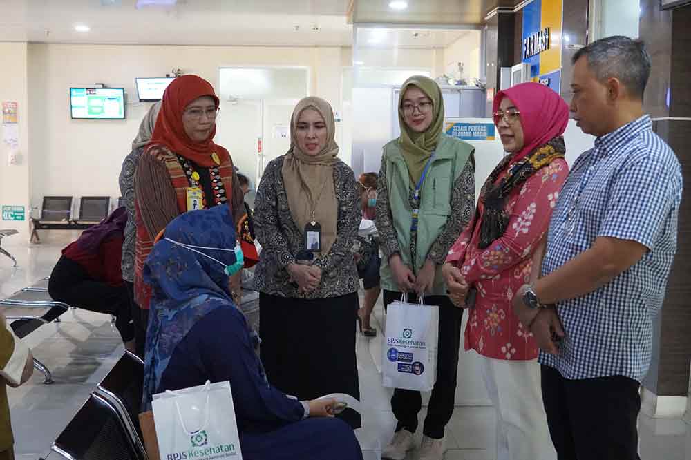 Direktur Jaminan Pelayanan Kesehatan (Dirjampelkes) BPJS Kesehatan Mojokerto, Lily Kresnowati (dua dari kiri), saat kunjungan ke RS Mawaddah, didampingi oleh Deputi Direksi Wilayah VIl I Made Puja Yasa, dan Kepala BPJS Kesehatan Cabang Mojokerto, Elke Winasari. (ist)
