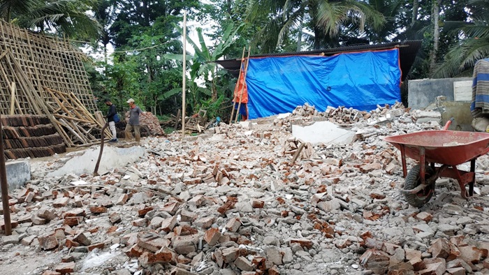 Rumah Giman yang rata dengan tanah pasca gempa M 5,9 pada Jumat (21/5/2021) lalu.
