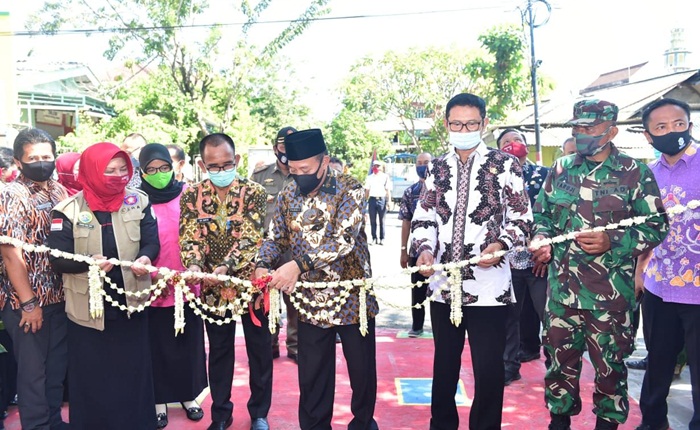 Bupati Fadeli saat potong pita peresmian sekolah tangguh didampingi Sekda Yuhronur Efendi.