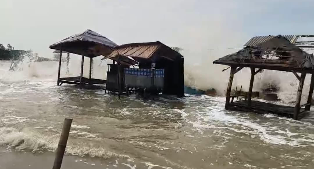 Sejumlah gazebo yang rusak akibat dihantam air laut