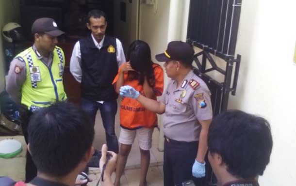 Kapolsek Gresik Kota, AKP Rokib ketika ekspos tersangka. foto: syuhud/ BANGSAONLINE
