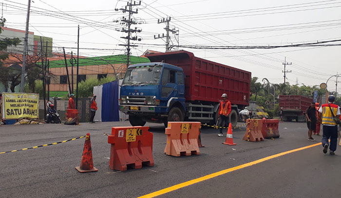 Kendaraan bermuatan berat kini sudah bisa melewati Jembatan Ngaglik, Lamongan, yang sempat ambles.