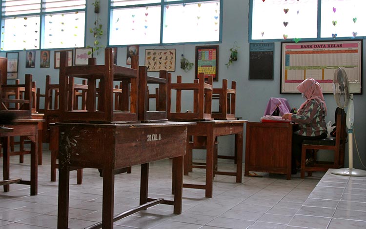 Guru kelas sedang mempersiapkan KBM di era New Normal. (foto: ist).