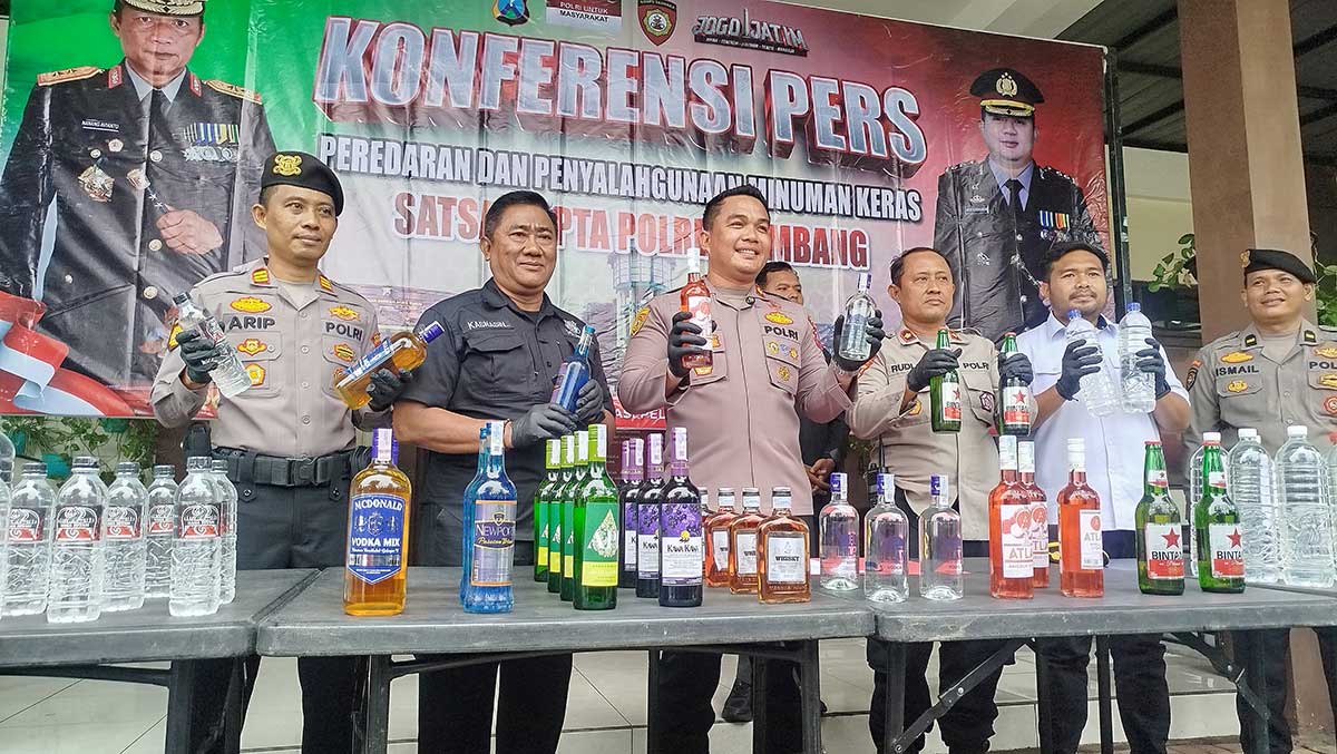 Barang bukti berupa miras atau minuman keras ilegal saat konferensi pers yang digelar Polres Jombang. 
