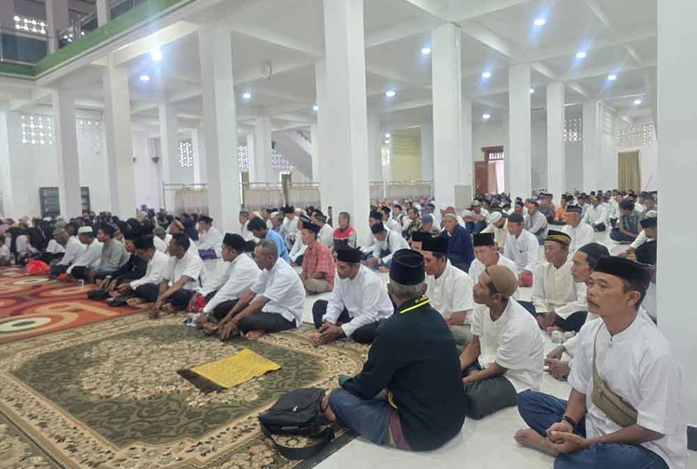 Ribuan warga NU mengikuti istighatsah dan doa bersama yang dipimpin Prof Dr KH Asep Saifuddin Chalim, MA di Masjid Kampus KH Abdul Chalim Pacet Mojokerto, Jumat (13/3/2026). Foto: Bangsaonline.