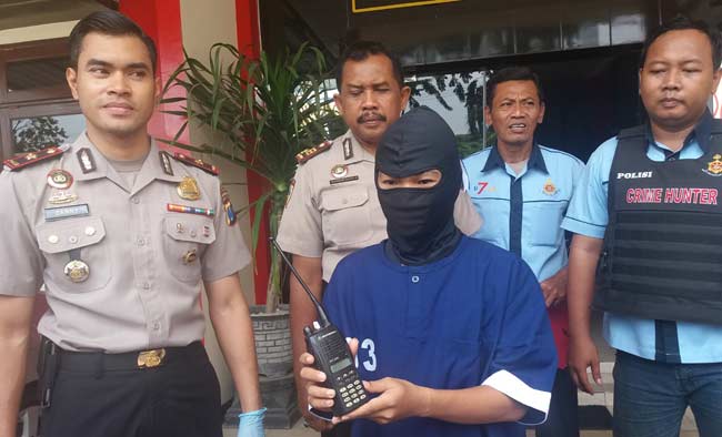 Tersangka pencuri HT polisi didampingi Kapolsek Jambangan Surabaya. foto: BANGSAONLINE