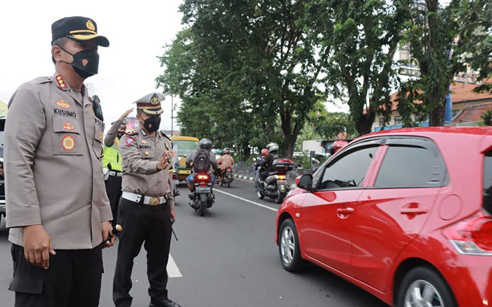 Kapolresta Sidoarjo, Kombes Pol Kusumo Wahyu Bintoro, saat memantau situasi arus lalu lintas di Pos P1 Waru.
