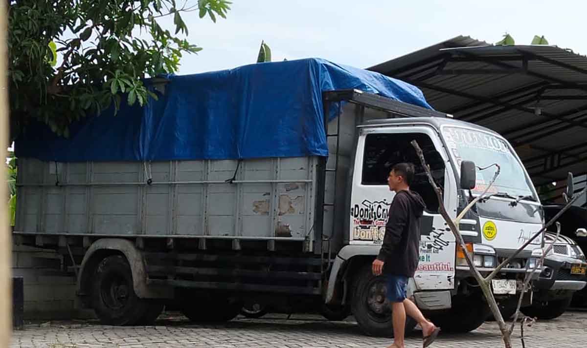 Truk bermuatan BBM solar yang diamankan di Mapolres Tuban.
