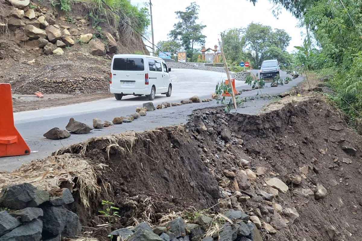 Ruas jalan alternatif penghubung Kabupaten Ngawi-Kabupaten Magetan, tepatnya di Desa Karanggupito, Kecamatan Kendal longsor sepanjang 50 meter setelah hujan lebat menerjang beberapa hari di wilayah tersebut. Foto: Dok Polres Ngawi.