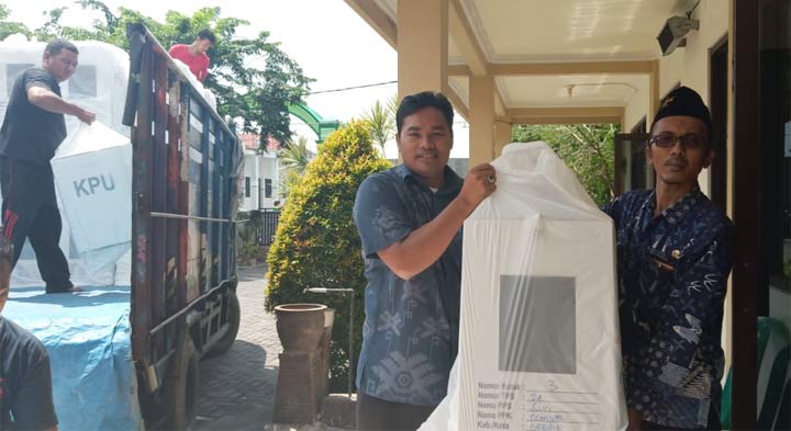 Komisioner KPU Gresik Makmun ketika monitoring distribusi logistik Pemilu 2019. foto: SYUHUD/ BANGSAONLINE