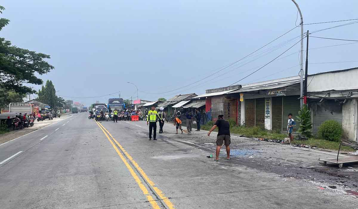Petugas dari Satlantas Polres Gresik saat olah TKP. Foto: Ist