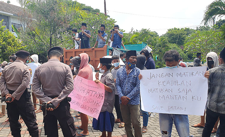 Paguyuban Pemuda Bangkalan saat mendatangi Kantor Dinas Pertanian Bangkalan, Senin (23/11/2020). (foto: ist)
