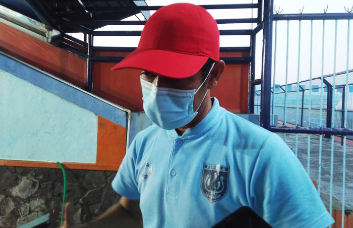 Pelatih Utama Persela Lamongan Nil Maizar saat memberikan keterangan usai laga uji coba melawan Madura United. foto: TRIWI YOGA/ BANGSAONLINE