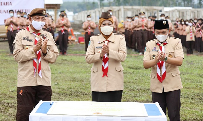 Gubernur Khofifah saat meresmikan pembangunan 50 unit Hunian Sementara (Huntara) bagi penyintas Awan Panas Guguran (APG) Semeru di Desa Sumber Mujur, Kec. Candipuro, Kab. Lumajang, Jumat (11/2).