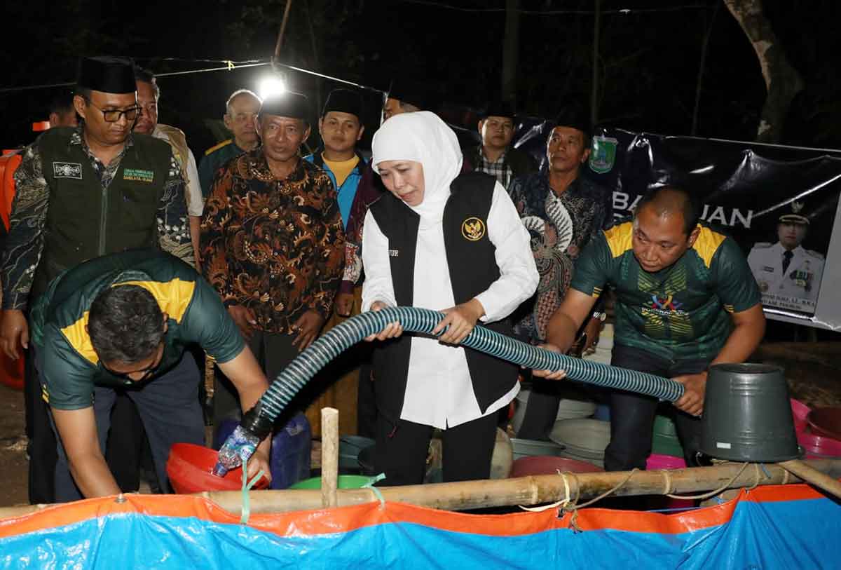 Gubernur Khofifah saat menyalurkan bantuan air bersih kepada warga yang terdampak kekeringan di Desa/Kecamatan Pasrepan, Kabupaten Pasuruan.
