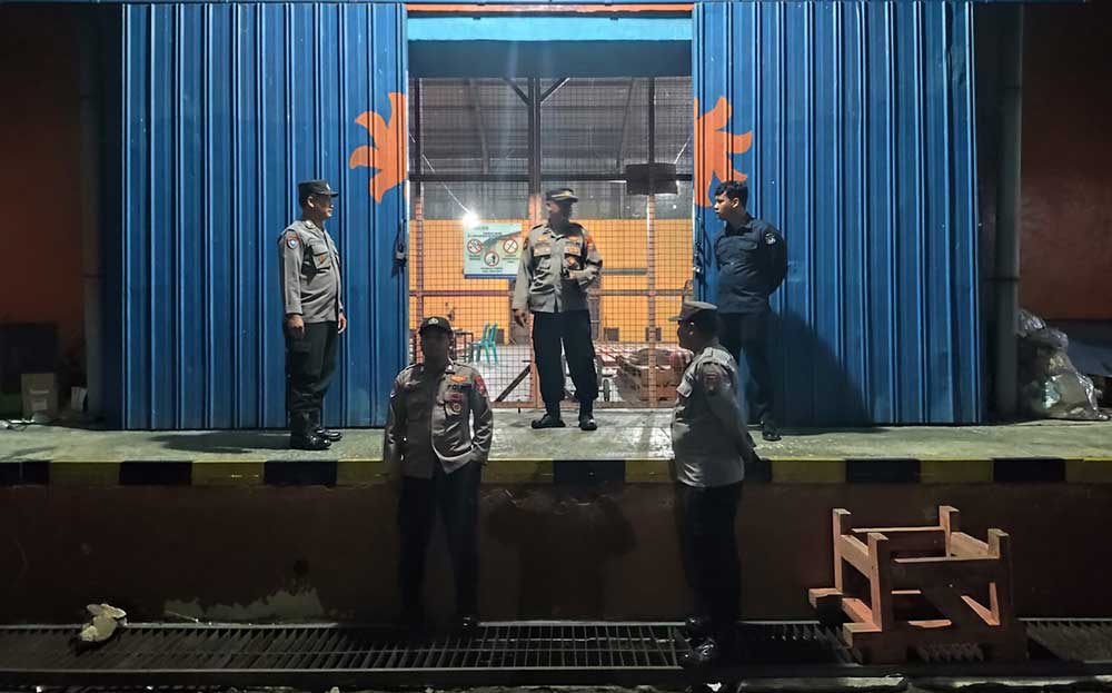 Anggota Polres Ngawi saat melakukan pengamanan di gudang KPU.