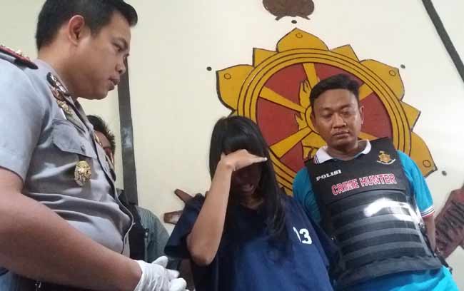 Tersangka didampingi Kapolsek Wonokromo Kompol Arisandi.?