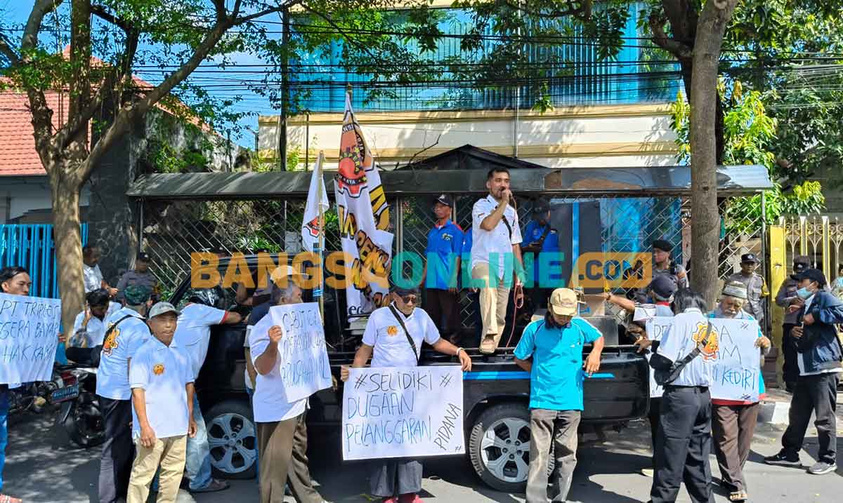 Korlap aksi, Hari Budianto, saat berorasi di depan Kantor TIS. Foto: MUJI HARJITA/BANGSAONLINE