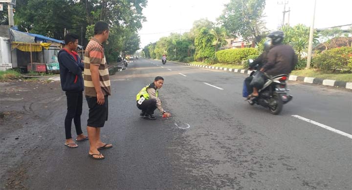 Polisi menunjukkan titik lokasi kecelakaan.