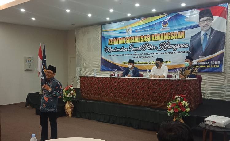 Ketua Kapoksi (Kelompok Komisi) Komisi II DPR-RI, Aminurokhman saat melakukan pemaparan. (foto: ist)