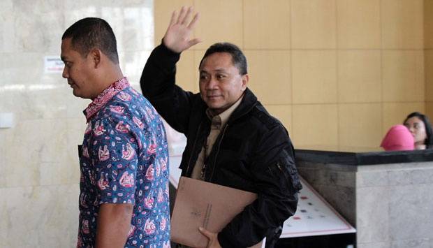 Zulkifli Hasan (kanan) melambaikan tangan sebelum menjalani pemeriksaan oleh penyidik di gedung KPK, Jakarta, 24 Juni 2014. Saat itu ia menjabat Menteri Kehutanan. Foto: TEMPO/Eko Siswono Toyudho