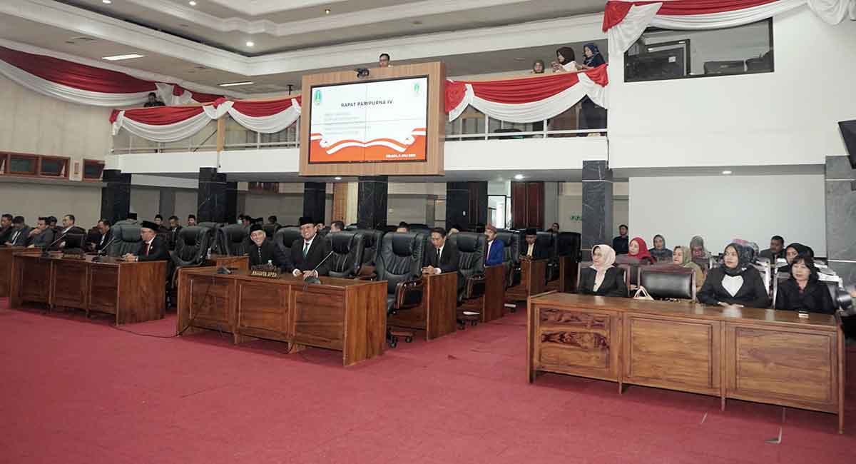 Para peserta rapat paripurna Raperda Pertanggungjawaban APBD 2024 di Kota Pasuruan.