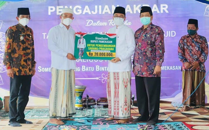 Bupati Pamekasan Beri Bantuan Pembangunan Masjid Darul Karomah Batumarmar