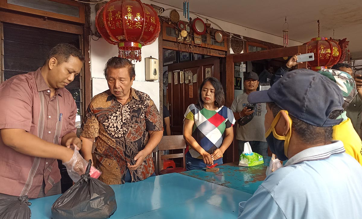 Candra Iwanto alias Cing saat membagikan ratusan paket sembako pada warga yang kurang mampu di Kelurahan Kaliwungu. Foto: AAN AMRULLOH/ BANGSAONLINE