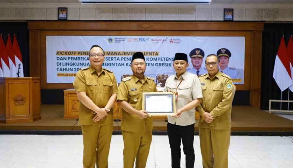 Dari kanan, Wabup Asluchul Alif, Bupati Fandi Akhmad Yani, Kepala BKPSDM Agung Endro Dwi S, dan Sekda Achmad Washil MT menunjukkan piagam penghargaan. (Ist)