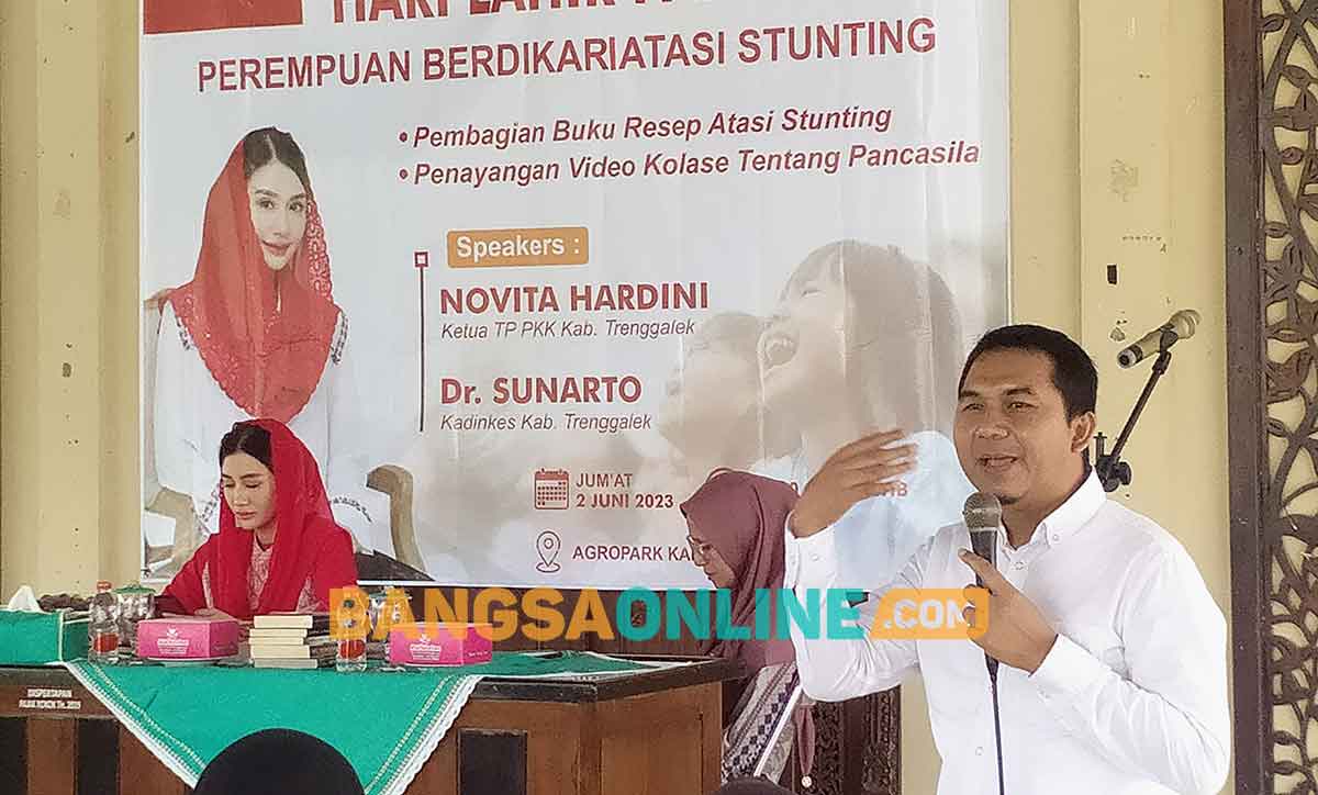 Kepala Dinkes Trenggalek, Sunarto, saat memberi pemaparan terkait stunting. Foto: HERMAN SUBAGYO/BANGSAONLINE
