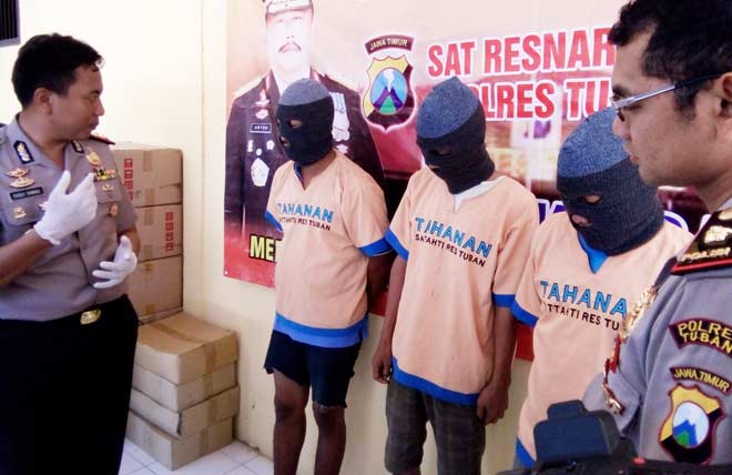 Ketiga pelaku saat dirilis di Mapolres Tuban. foto: SUWANDI/ BANGSAONLINE