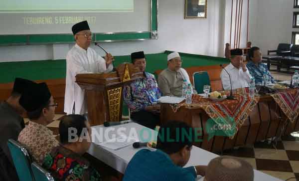 KH Salahudin Wahid (Gus Solah), Pengasuh Pondok Pesantren Tebuireng Jombang saat launching pusat kajian pemikiran KH Hasyim Asy