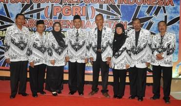 Drs. Nursalim M.Pd (tengah pakai peci), Ketua PGRI Magetan periode 2015-2020 beserta pengurus lainnya bertekad akan menjalankan program-program PGRI dengan sebaik-baiknya.