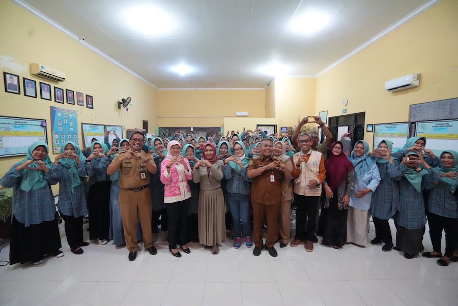 Wali Kota Mojokerto, Ning Ita saat berfoto bersama kader motivator dan PKK Kelurahan Mliji