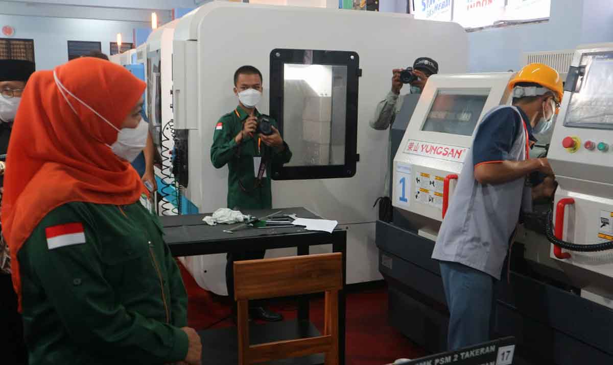 Gubernur Khofifah saat meninjau kegiatan yang dilakukan pelajar SMK.