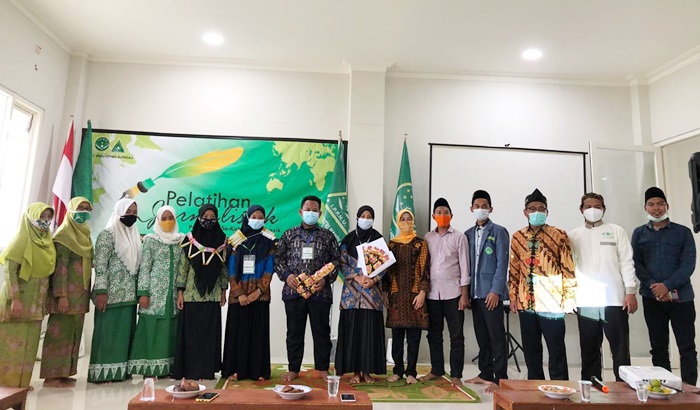 Para pelajar NU Kecamatan Bungah saat meluncurkan Portal Media Kopiyah. foto: ist.