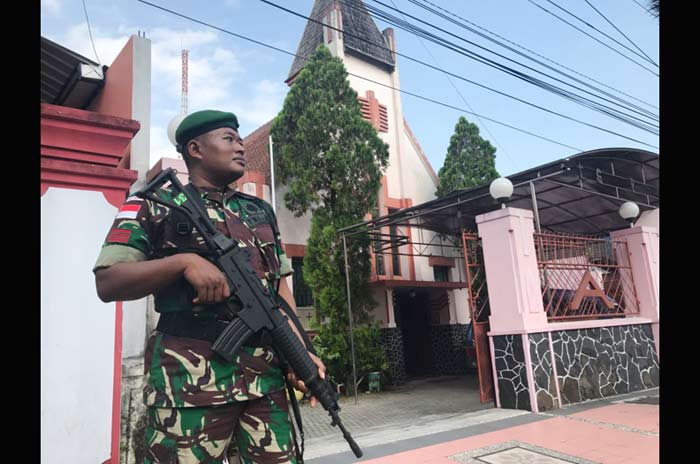 Anggota TNI Bataliyon 511/ DY nampak bersiaga di depan gereja.